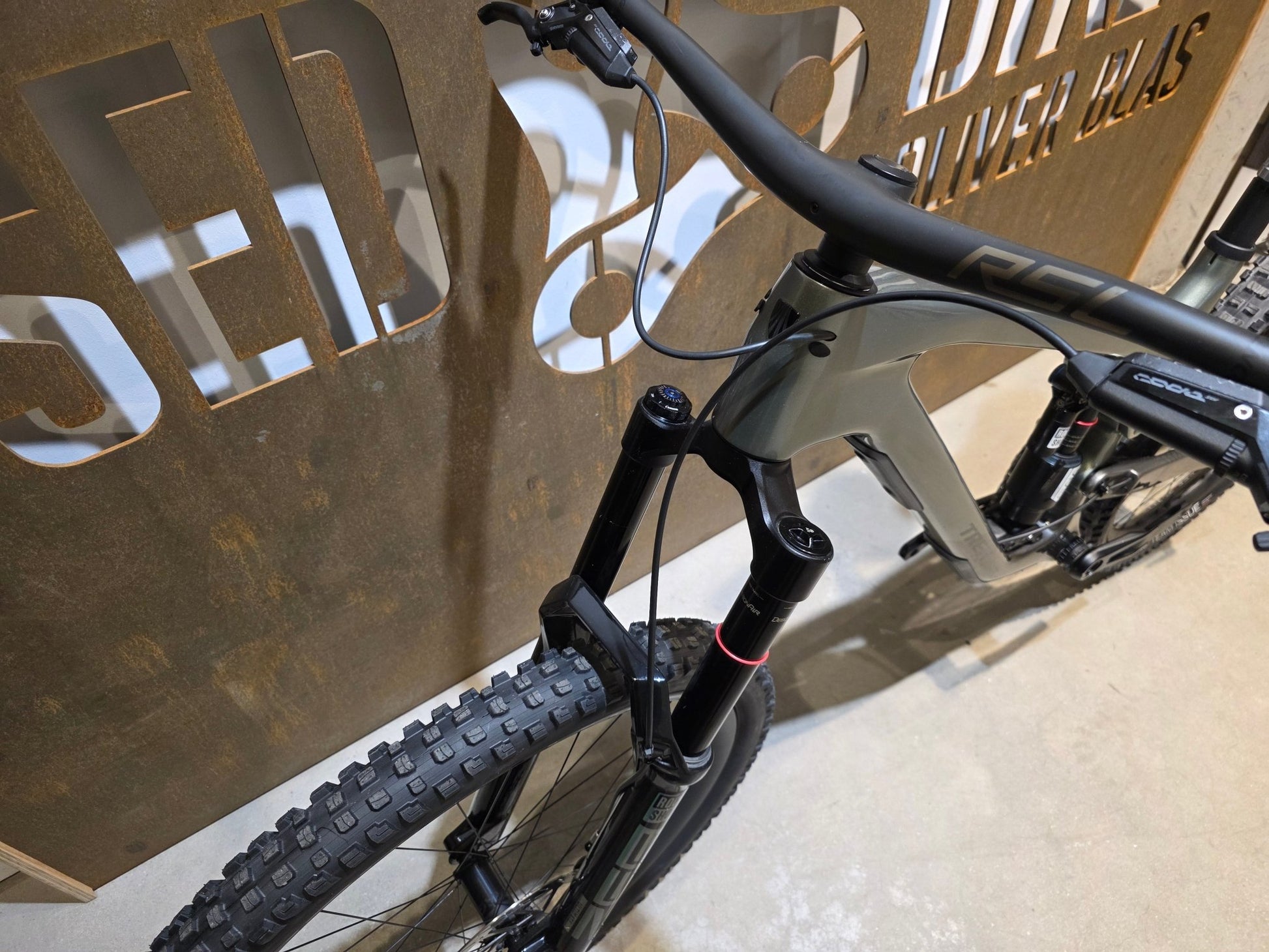 Mountainbike von Trek, TREK SLASH 9.9 AXS T - TYPE GEN 6 / LICHEN GREEN / L in variant_title vor USEDBIKES - OB.DE Hintergrund