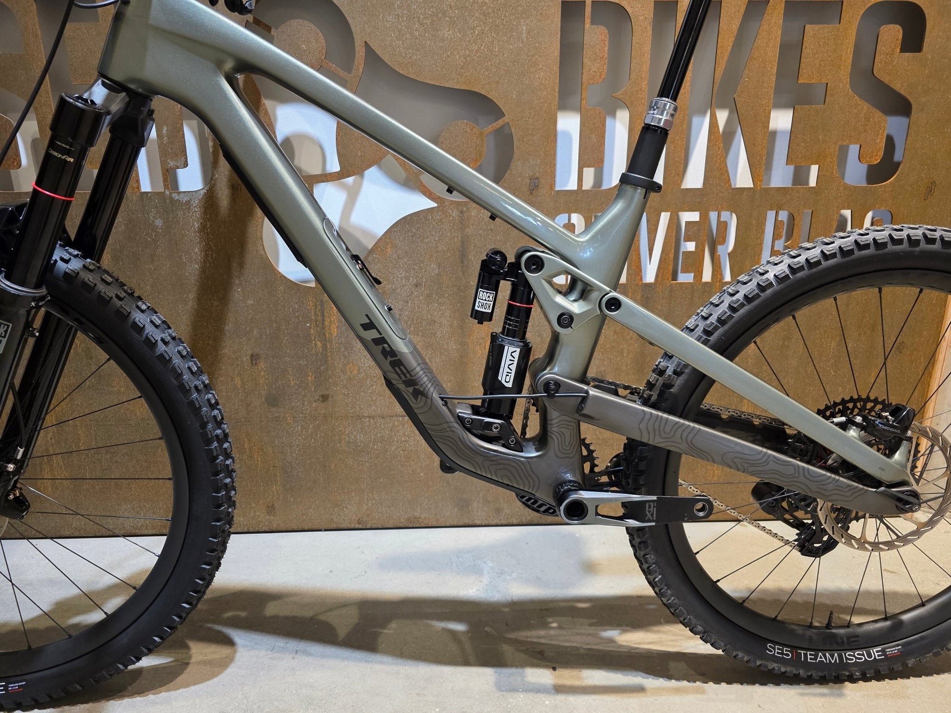 Mountainbike von Trek, TREK SLASH 9.9 AXS T - TYPE GEN 6 / LICHEN GREEN / L in variant_title vor USEDBIKES - OB.DE Hintergrund