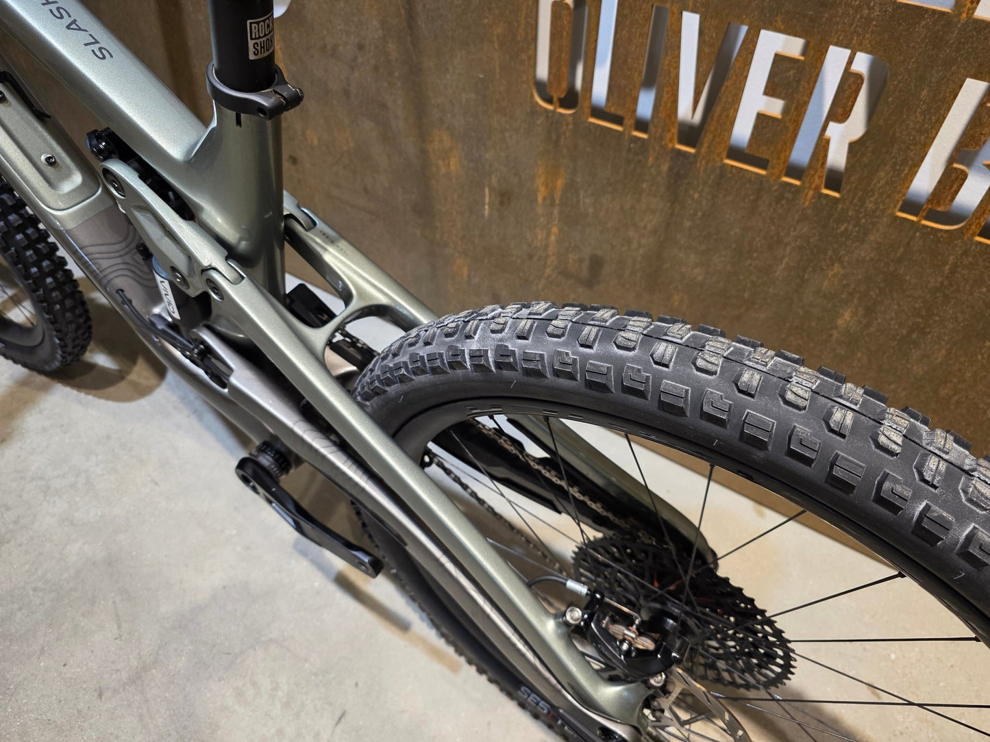 Mountainbike von Trek, TREK SLASH 9.9 AXS T - TYPE GEN 6 / LICHEN GREEN / L in variant_title vor USEDBIKES - OB.DE Hintergrund