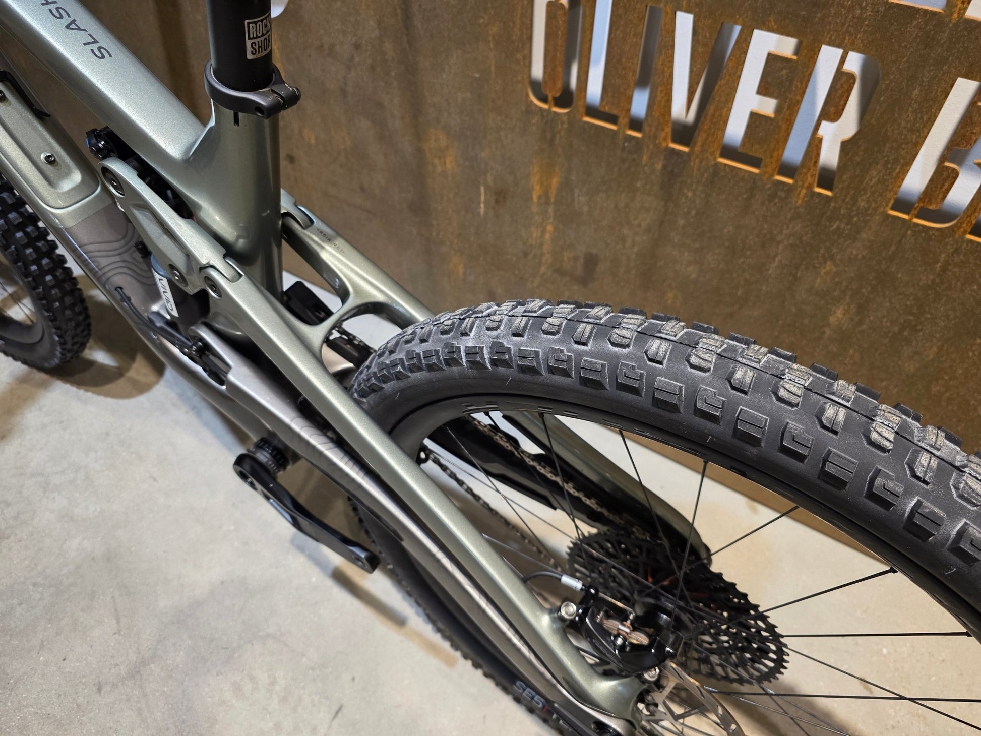 Mountainbike von Trek, TREK SLASH 9.9 AXS T - TYPE GEN 6 / LICHEN GREEN / L in variant_title vor USEDBIKES - OB.DE Hintergrund