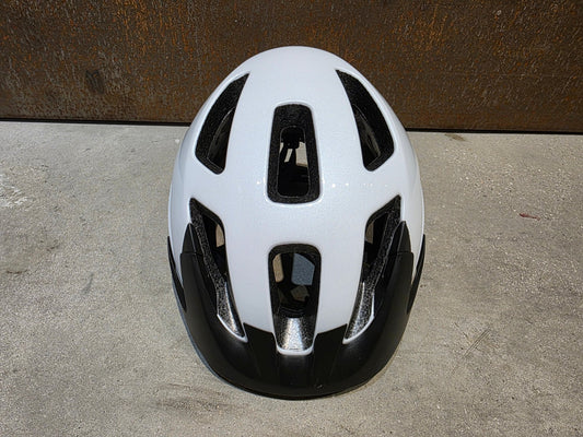 Helme von Trek, TREK SOLSTICE FAHRRADHELM / CRYSTAL WHITE vor USEDBIKES - OB.DE Hintergrund