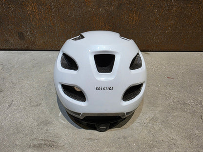 Helme von Trek, TREK SOLSTICE FAHRRADHELM / CRYSTAL WHITE vor USEDBIKES - OB.DE Hintergrund