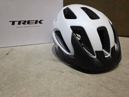 Helme von Trek, TREK SOLSTICE FAHRRADHELM / CRYSTAL WHITE vor USEDBIKES - OB.DE Hintergrund