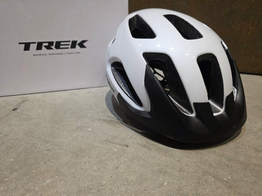 Helme von Trek, TREK SOLSTICE FAHRRADHELM / CRYSTAL WHITE vor USEDBIKES - OB.DE Hintergrund