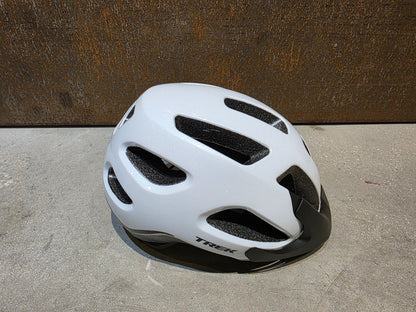 Helme von Trek, TREK SOLSTICE FAHRRADHELM / CRYSTAL WHITE vor USEDBIKES - OB.DE Hintergrund