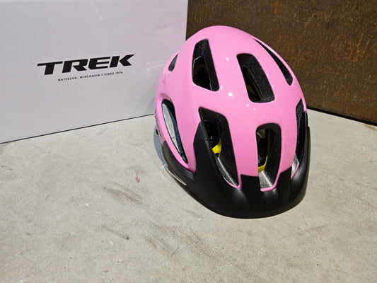 Helme von Trek, TREK SOLSTICE MIPS FAHRRADHELM / PINK FROSTING vor USEDBIKES - OB.DE Hintergrund
