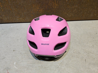 Helme von Trek, TREK SOLSTICE MIPS FAHRRADHELM / PINK FROSTING vor USEDBIKES - OB.DE Hintergrund
