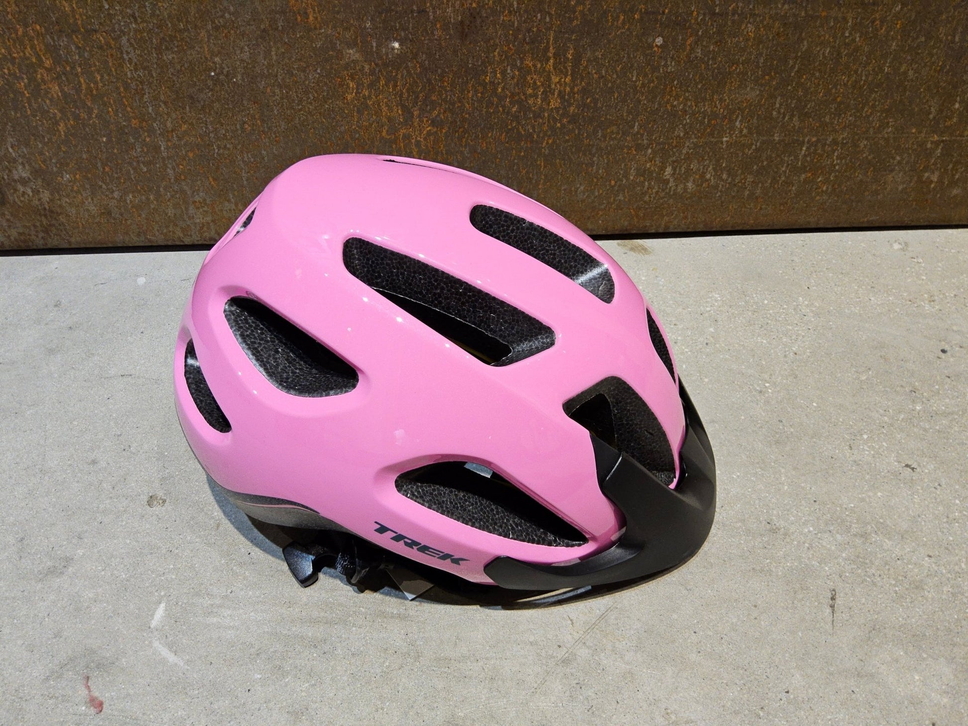 Helme von Trek, TREK SOLSTICE MIPS FAHRRADHELM / PINK FROSTING vor USEDBIKES - OB.DE Hintergrund