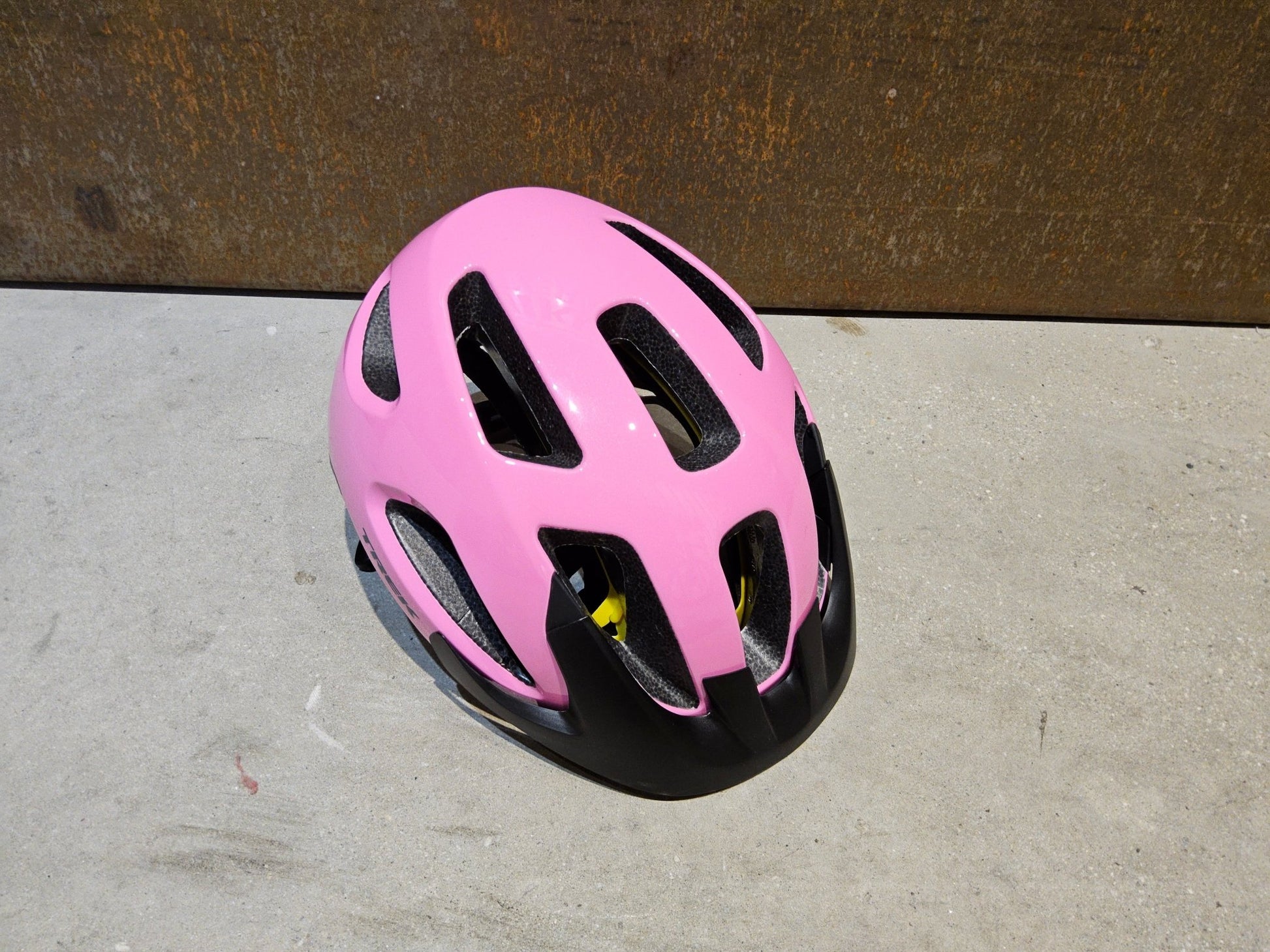Helme von Trek, TREK SOLSTICE MIPS FAHRRADHELM / PINK FROSTING vor USEDBIKES - OB.DE Hintergrund