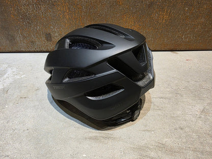Helme von Trek, TREK STARVOS WAVECEL FAHRRADHELM / BLACK MATTE vor USEDBIKES - OB.DE Hintergrund