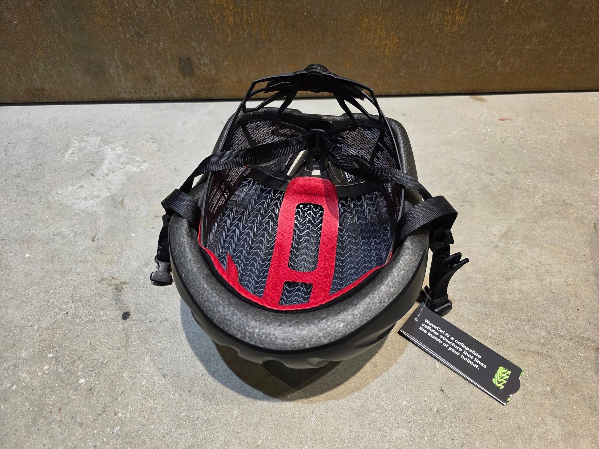Helme von Trek, TREK STARVOS WAVECEL FAHRRADHELM / BLACK MATTE vor USEDBIKES - OB.DE Hintergrund