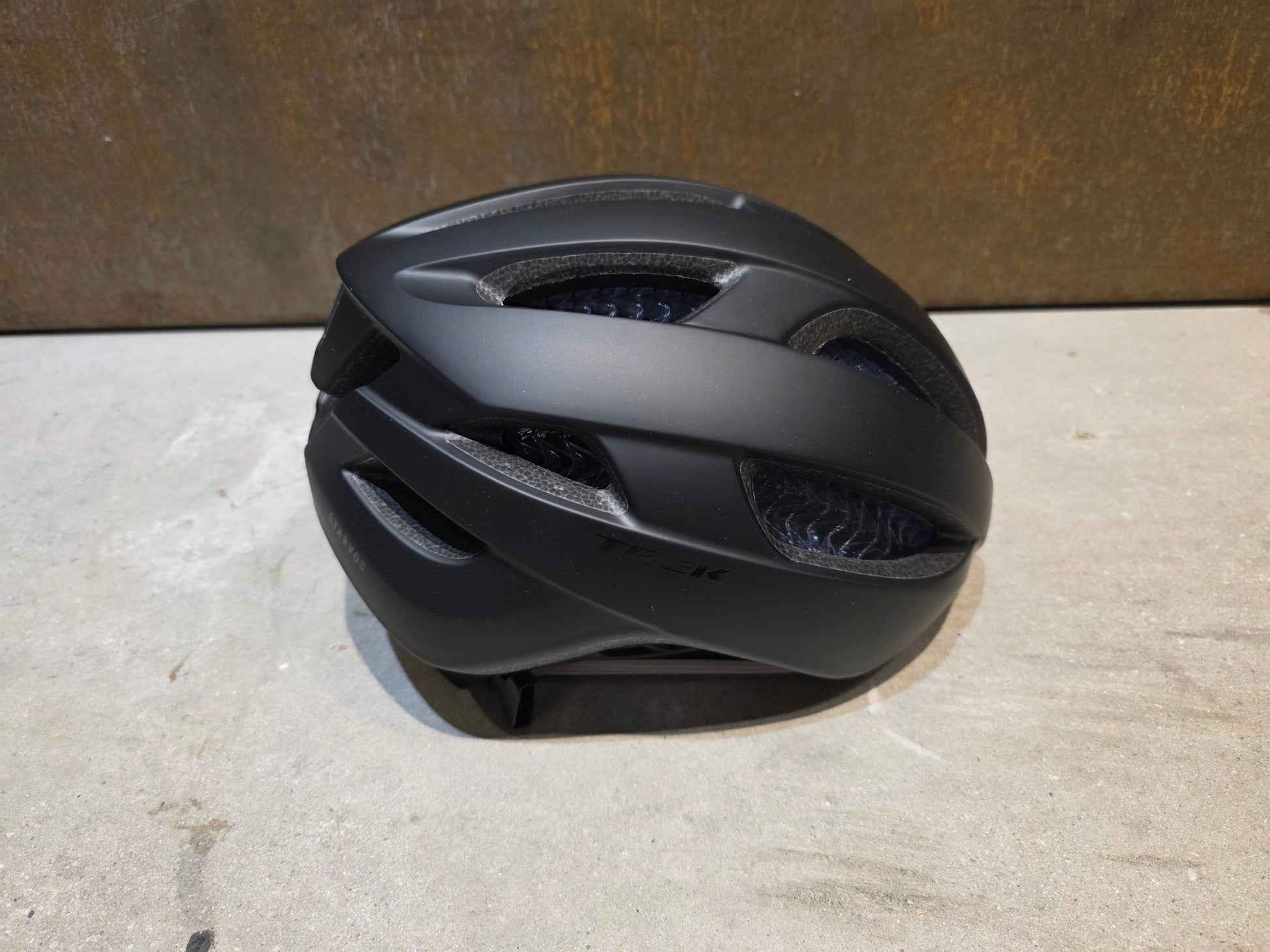 Helme von Trek, TREK STARVOS WAVECEL FAHRRADHELM / BLACK MATTE vor USEDBIKES - OB.DE Hintergrund