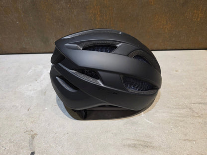 Helme von Trek, TREK STARVOS WAVECEL FAHRRADHELM / BLACK MATTE vor USEDBIKES - OB.DE Hintergrund
