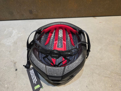 Helme von Trek, TREK STARVOS WAVECEL FAHRRADHELM / BLACK MATTE vor USEDBIKES - OB.DE Hintergrund