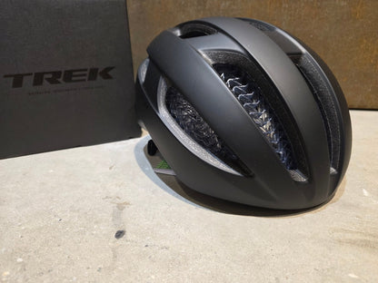 Helme von Trek, TREK STARVOS WAVECEL FAHRRADHELM / BLACK MATTE vor USEDBIKES - OB.DE Hintergrund