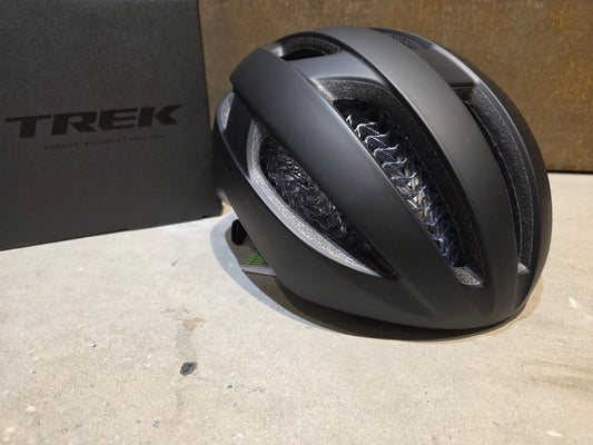 Helme von Trek, TREK STARVOS WAVECEL FAHRRADHELM / BLACK MATTE vor USEDBIKES - OB.DE Hintergrund