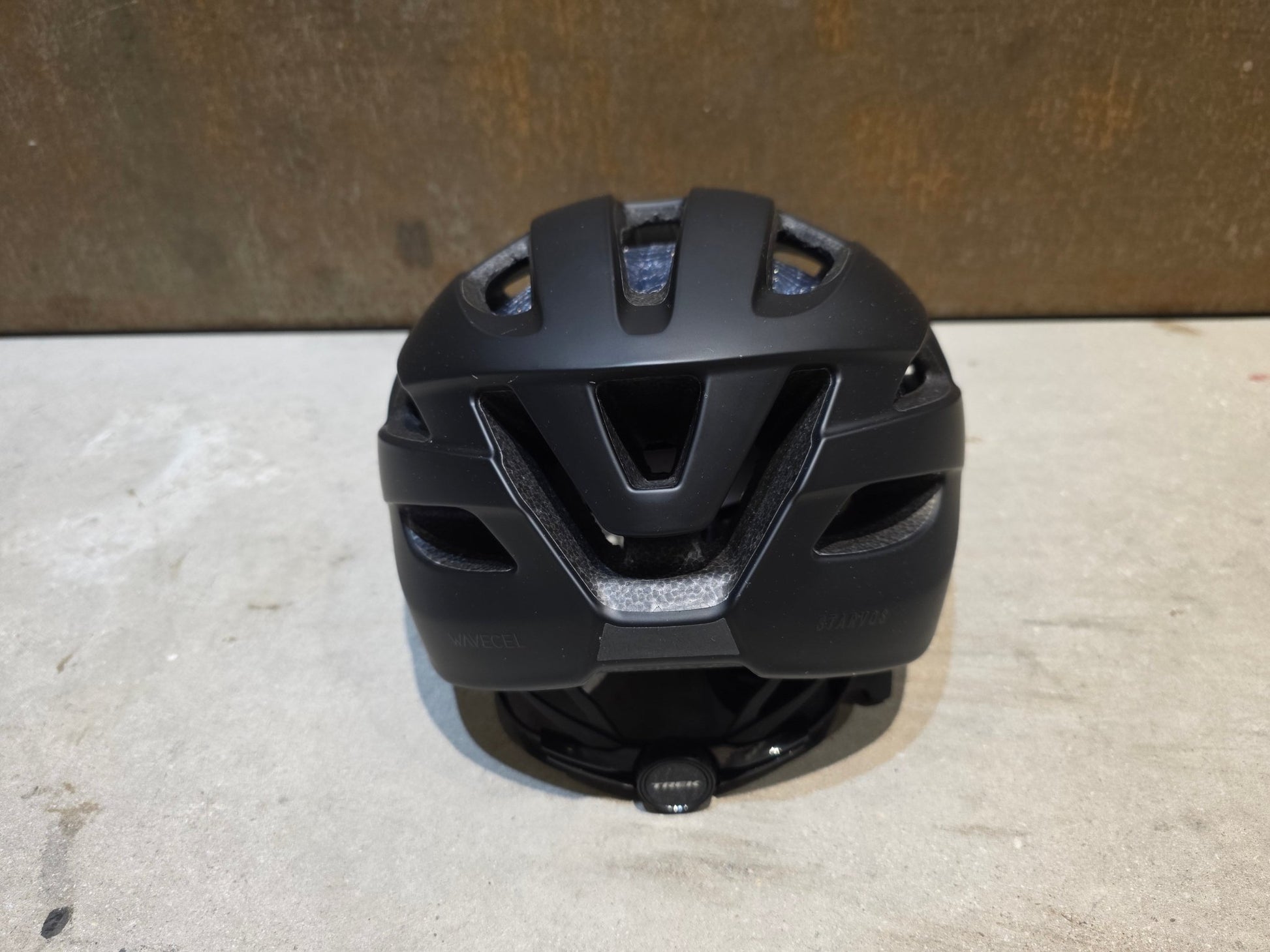 Helme von Trek, TREK STARVOS WAVECEL FAHRRADHELM / BLACK MATTE vor USEDBIKES - OB.DE Hintergrund