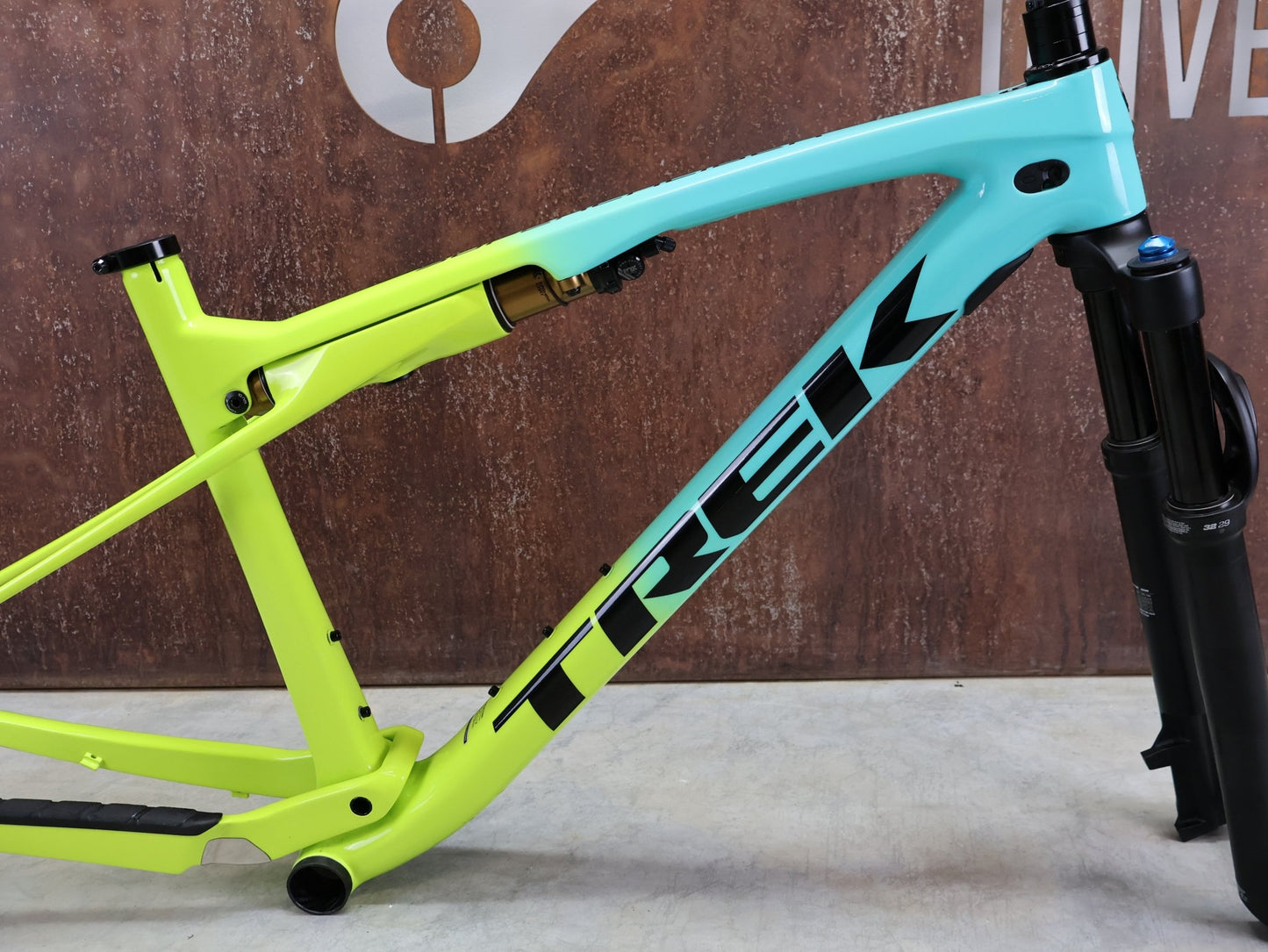 Mountainbikerahmen von Trek, TREK SUPERCALIBER GEN 1 FRAMESET INKL FEDERGABEL FOX PERFORMANCE / L vor USEDBIKES - OB.DE Hintergrund