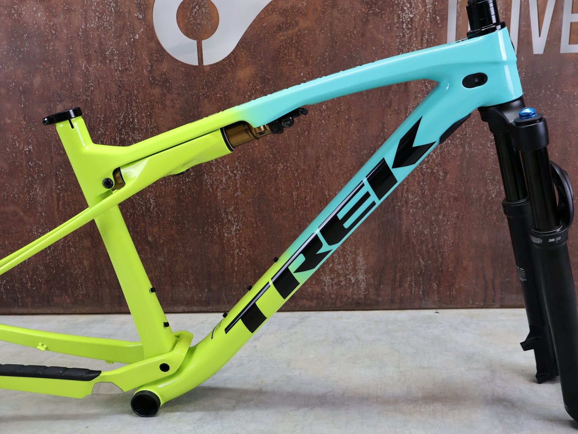 Mountainbikerahmen von Trek, TREK SUPERCALIBER GEN 1 FRAMESET INKL FEDERGABEL FOX PERFORMANCE / L vor USEDBIKES - OB.DE Hintergrund