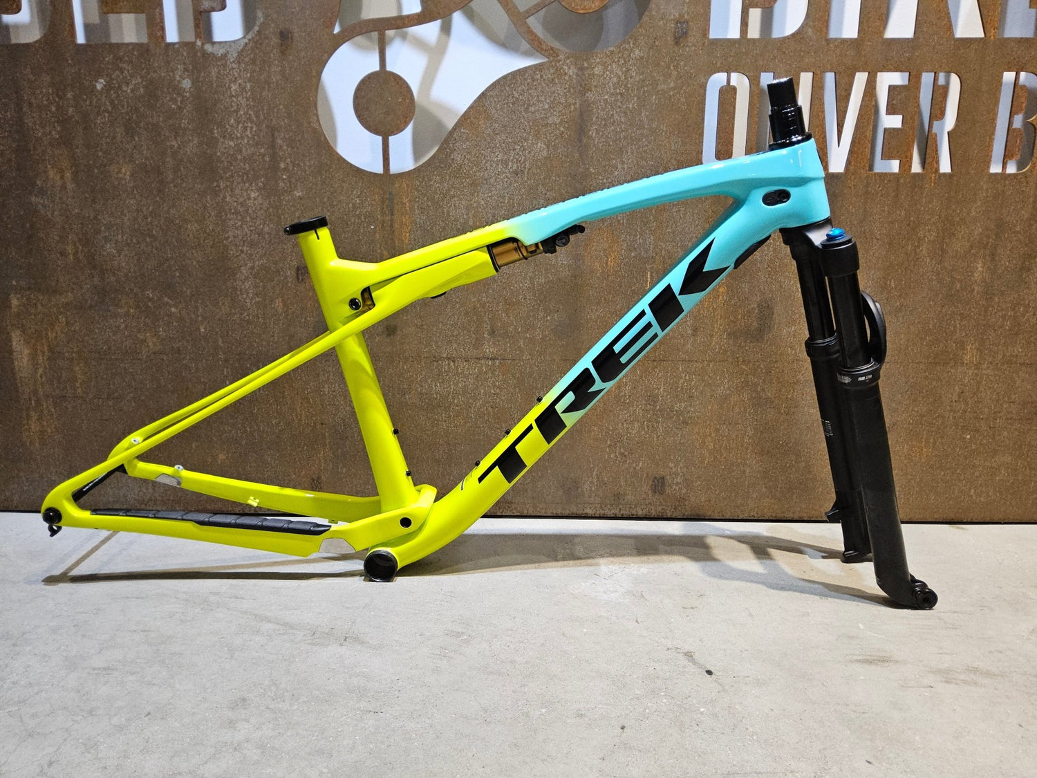 Mountainbikerahmen von Trek, TREK SUPERCALIBER GEN 1 FRAMESET INKL FEDERGABEL FOX PERFORMANCE / L vor USEDBIKES - OB.DE Hintergrund