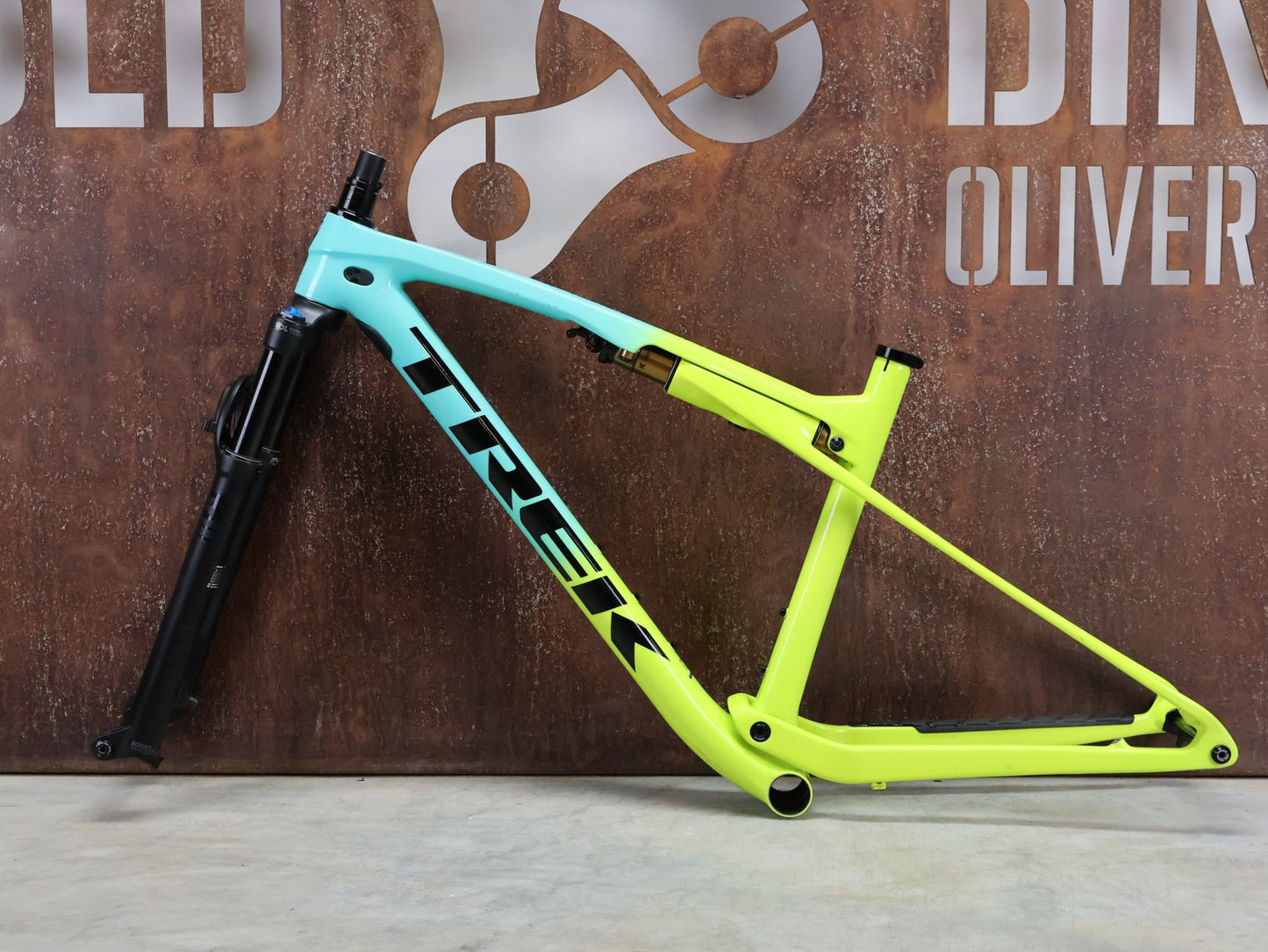 Mountainbikerahmen von Trek, TREK SUPERCALIBER GEN 1 FRAMESET INKL FEDERGABEL FOX PERFORMANCE / L vor USEDBIKES - OB.DE Hintergrund