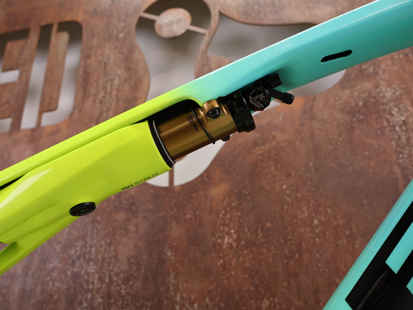 Mountainbikerahmen von Trek, TREK SUPERCALIBER GEN 1 FRAMESET INKL FEDERGABEL FOX PERFORMANCE / L vor USEDBIKES - OB.DE Hintergrund