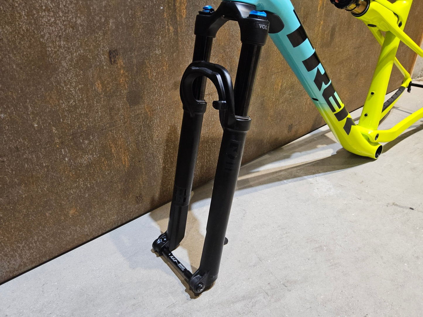 Mountainbikerahmen von Trek, TREK SUPERCALIBER GEN 1 FRAMESET INKL FEDERGABEL FOX PERFORMANCE / L vor USEDBIKES - OB.DE Hintergrund
