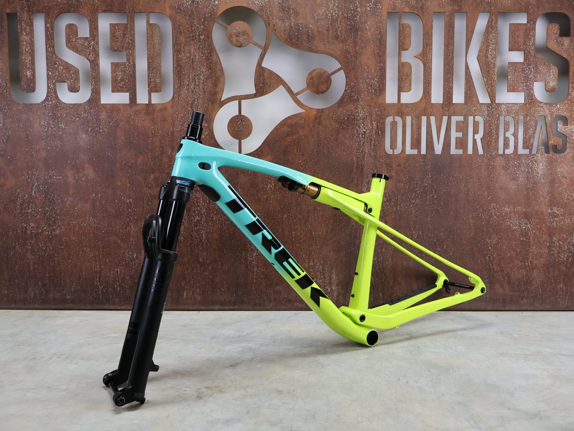 Mountainbikerahmen von Trek, TREK SUPERCALIBER GEN 1 FRAMESET INKL FEDERGABEL FOX PERFORMANCE / L vor USEDBIKES - OB.DE Hintergrund