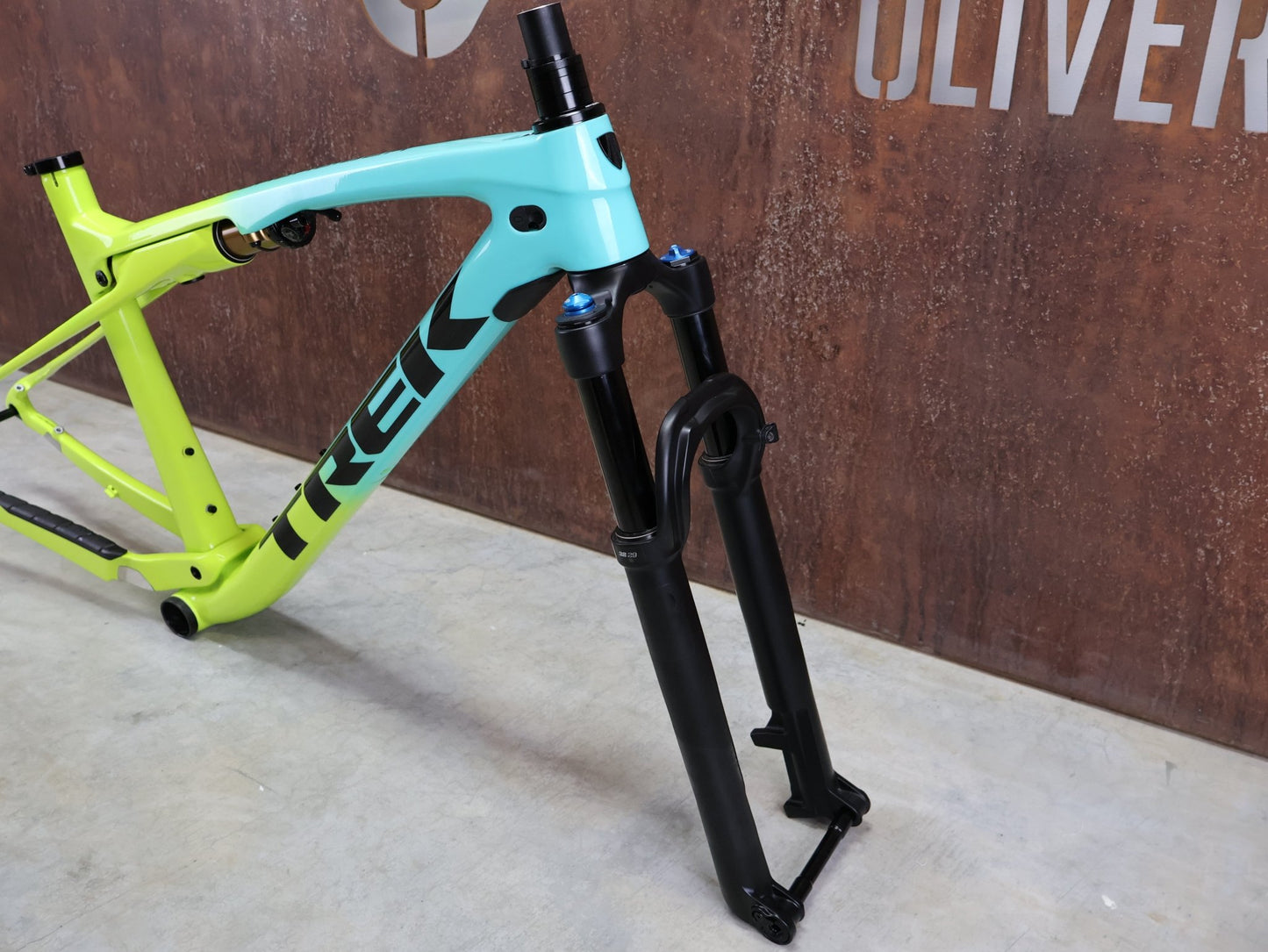 Mountainbikerahmen von Trek, TREK SUPERCALIBER GEN 1 FRAMESET INKL FEDERGABEL FOX PERFORMANCE / L vor USEDBIKES - OB.DE Hintergrund