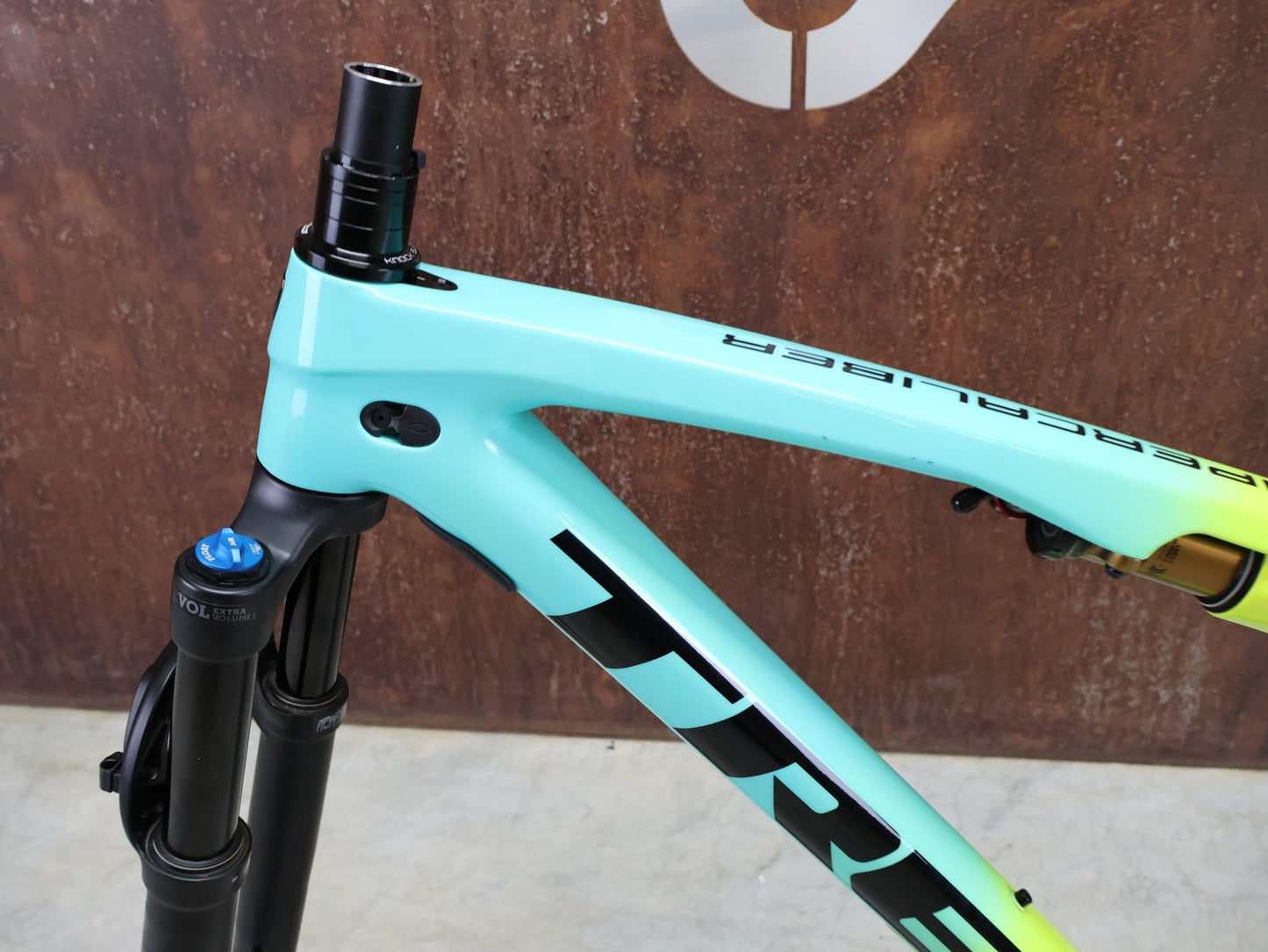 Mountainbikerahmen von Trek, TREK SUPERCALIBER GEN 1 FRAMESET INKL FEDERGABEL FOX PERFORMANCE / L vor USEDBIKES - OB.DE Hintergrund