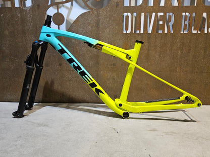 Mountainbikerahmen von Trek, TREK SUPERCALIBER GEN 1 FRAMESET INKL FEDERGABEL FOX PERFORMANCE / L vor USEDBIKES - OB.DE Hintergrund
