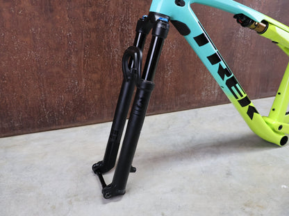 Mountainbikerahmen von Trek, TREK SUPERCALIBER GEN 1 FRAMESET INKL FEDERGABEL FOX PERFORMANCE / L vor USEDBIKES - OB.DE Hintergrund