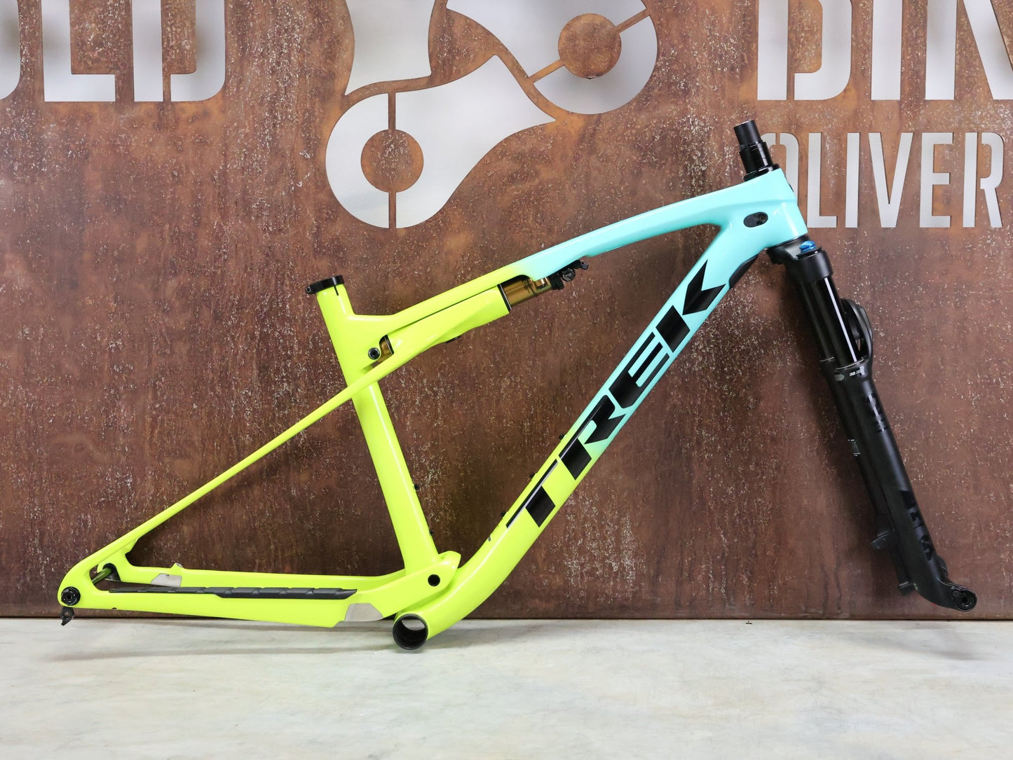 Mountainbikerahmen von Trek, TREK SUPERCALIBER GEN 1 FRAMESET INKL FEDERGABEL FOX PERFORMANCE / L vor USEDBIKES - OB.DE Hintergrund