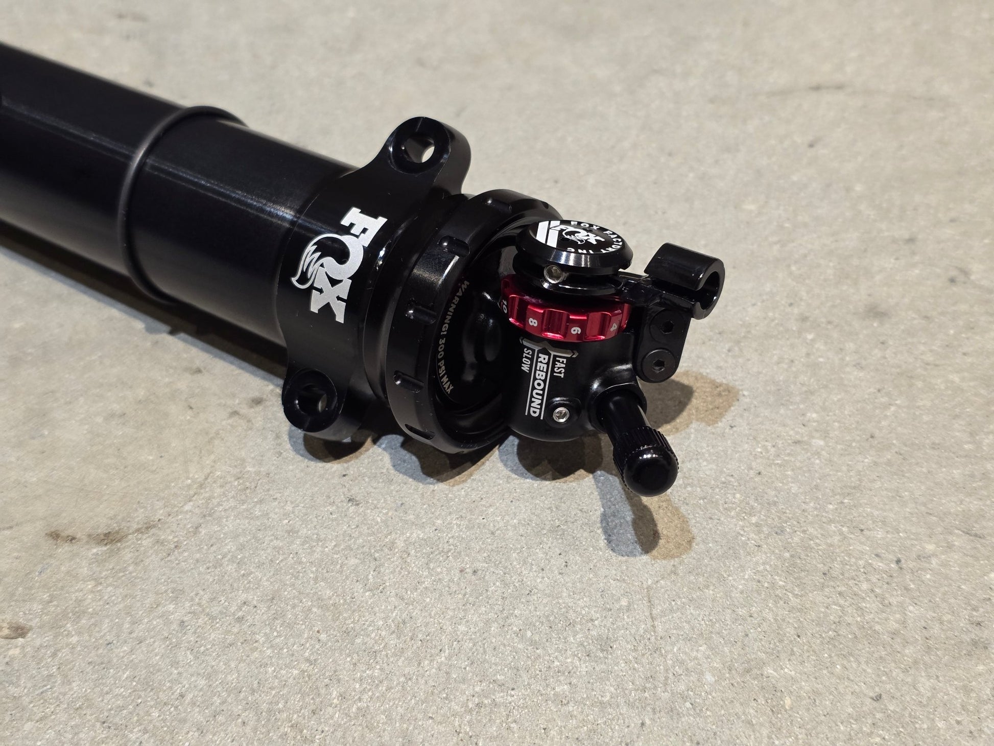 Zubehör von Trek, TREK SUPERCALIBER ISOSTRUT FOX PERFORMANCE DÄMPFER / REMOTE - LOCKOUT in variant_title vor USEDBIKES - OB.DE Hintergrund