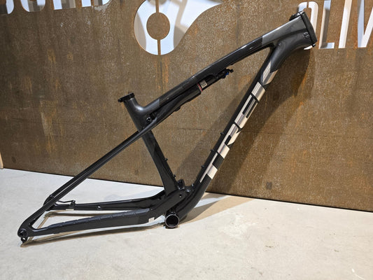 Mountainbikerahmen von Trek, TREK SUPERCALIBER SLR GEN 2 FRAMESET / S & M in variant_title vor USEDBIKES - OB.DE Hintergrund