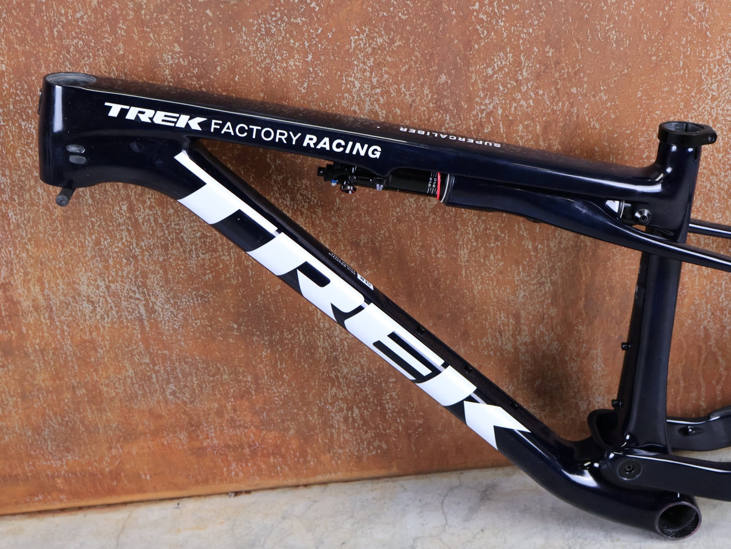 Mountainbikerahmen von Trek, TREK SUPERCALIBER SLR GEN 2 RAHMENSET – OCLV CARBON FACTORY TEAM LACKIERUNG / S vor USEDBIKES - OB.DE Hintergrund