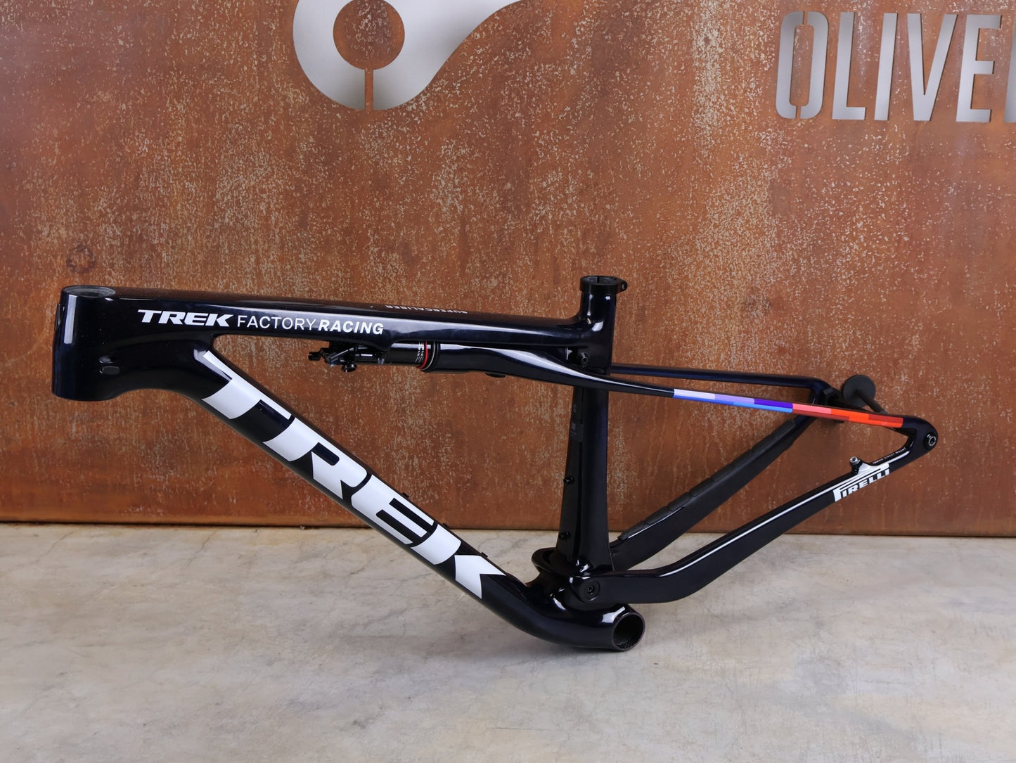 Mountainbikerahmen von Trek, TREK SUPERCALIBER SLR GEN 2 RAHMENSET – OCLV CARBON FACTORY TEAM LACKIERUNG / S vor USEDBIKES - OB.DE Hintergrund