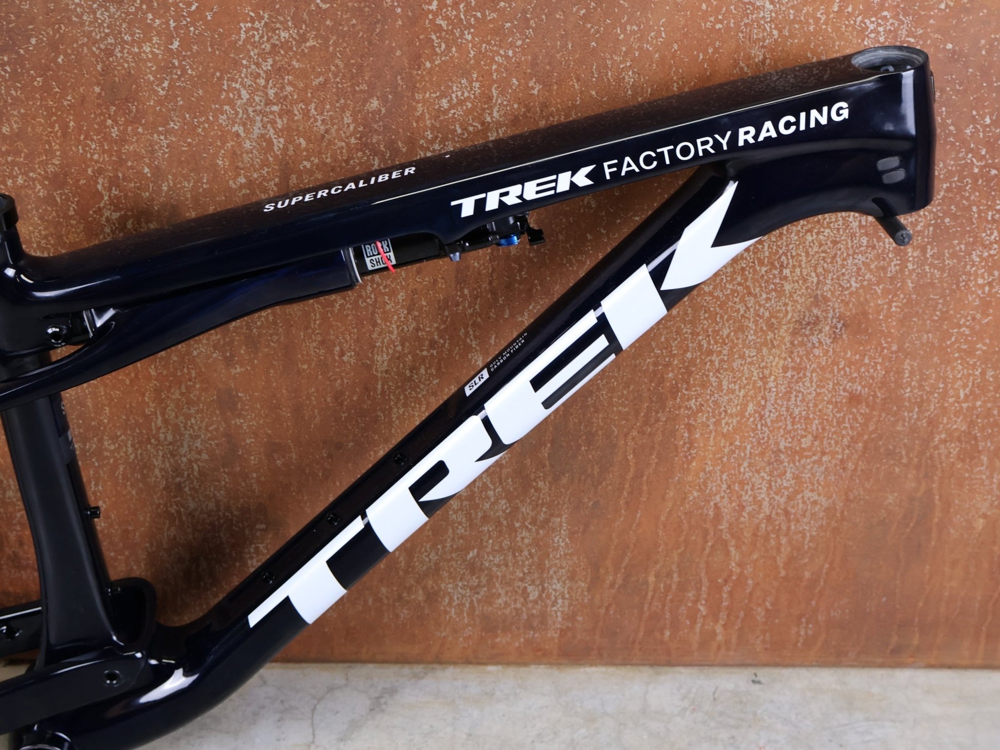 Mountainbikerahmen von Trek, TREK SUPERCALIBER SLR GEN 2 RAHMENSET – OCLV CARBON FACTORY TEAM LACKIERUNG / S vor USEDBIKES - OB.DE Hintergrund