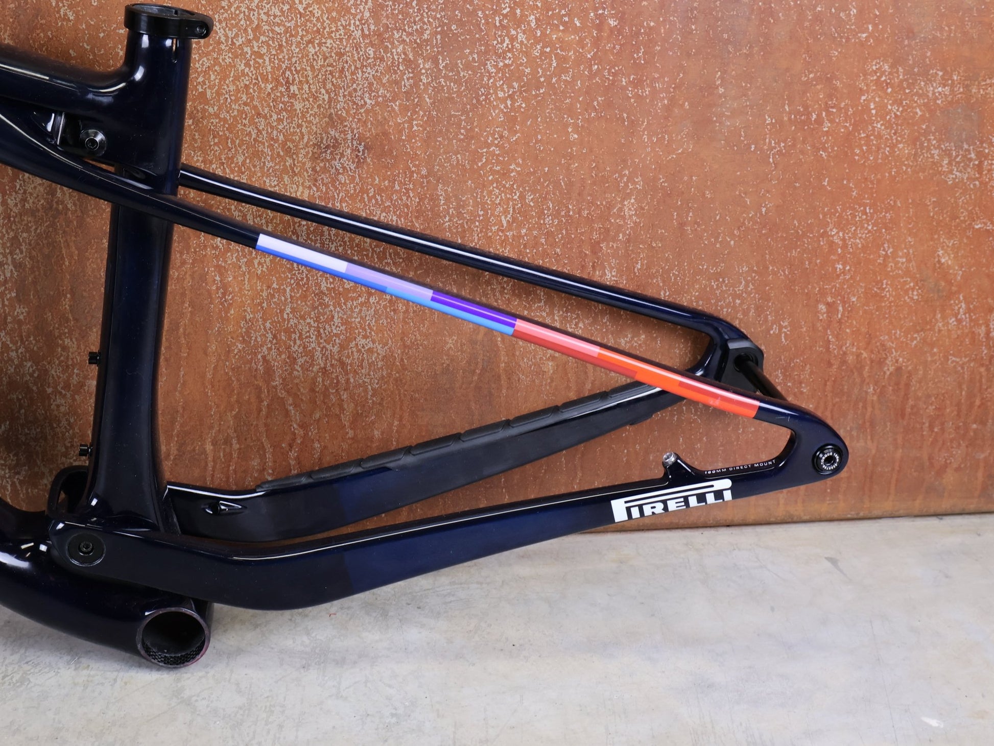 Mountainbikerahmen von Trek, TREK SUPERCALIBER SLR GEN 2 RAHMENSET – OCLV CARBON FACTORY TEAM LACKIERUNG / S vor USEDBIKES - OB.DE Hintergrund