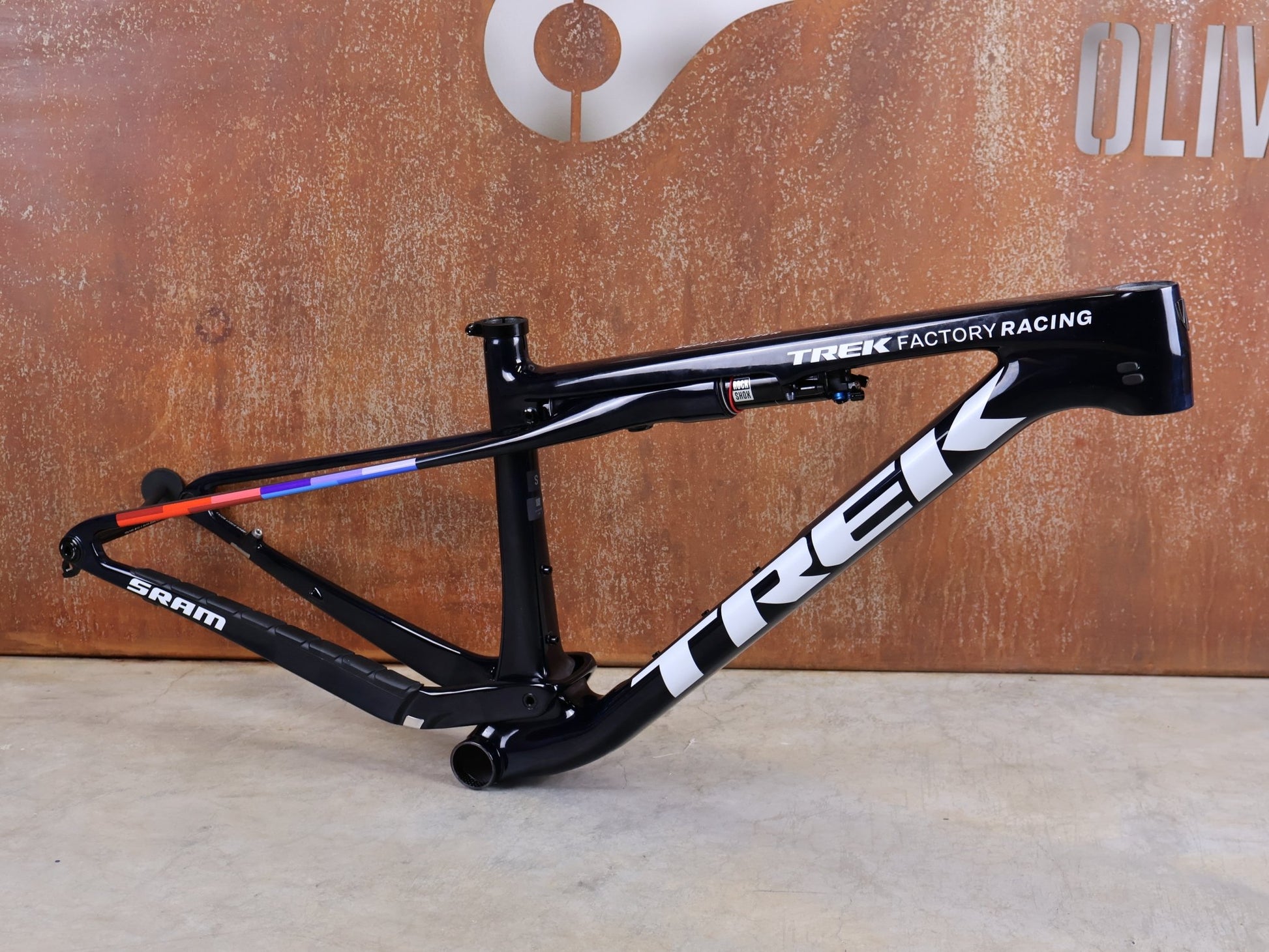 Mountainbikerahmen von Trek, TREK SUPERCALIBER SLR GEN 2 RAHMENSET – OCLV CARBON FACTORY TEAM LACKIERUNG / S vor USEDBIKES - OB.DE Hintergrund