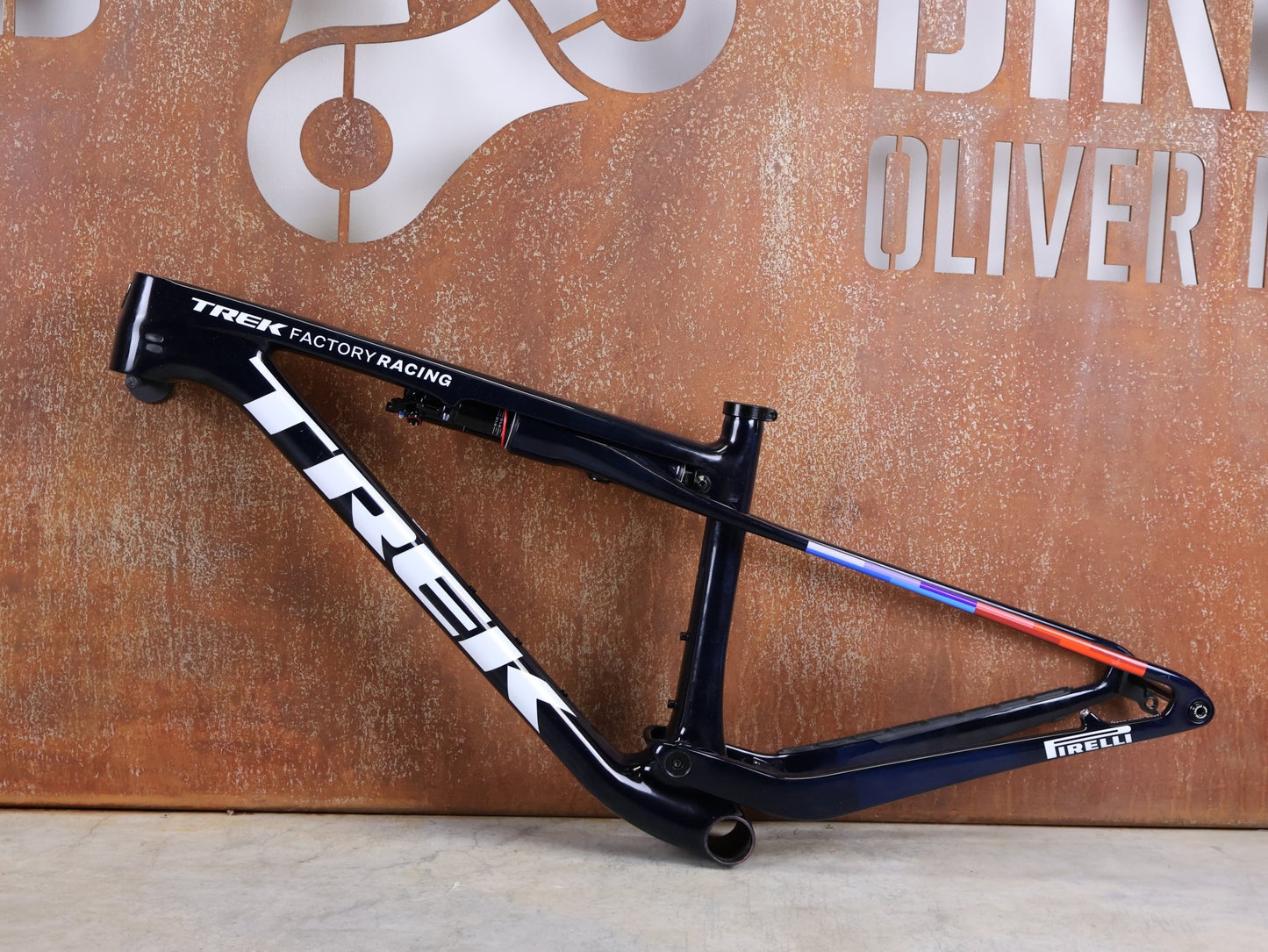 Mountainbikerahmen von Trek, TREK SUPERCALIBER SLR GEN 2 RAHMENSET – OCLV CARBON FACTORY TEAM LACKIERUNG / S vor USEDBIKES - OB.DE Hintergrund