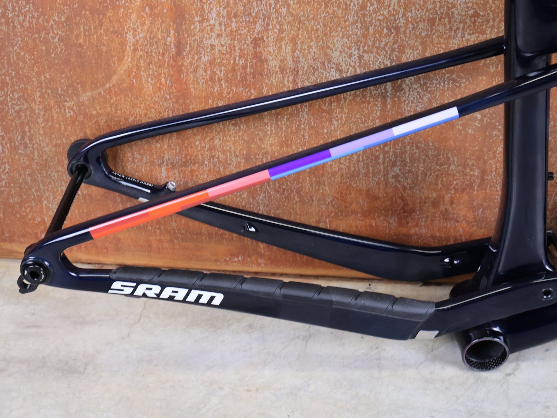 Mountainbikerahmen von Trek, TREK SUPERCALIBER SLR GEN 2 RAHMENSET – OCLV CARBON FACTORY TEAM LACKIERUNG / S vor USEDBIKES - OB.DE Hintergrund