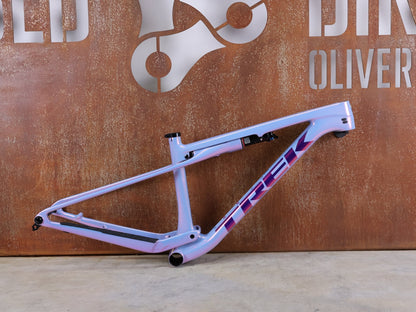 Mountainbikerahmen von Trek, TREK SUPERCALIBER SLR GEN 2 RAHMENSET – OCLV CARBON ICON TEAM LACKIERUNG / S vor USEDBIKES - OB.DE Hintergrund