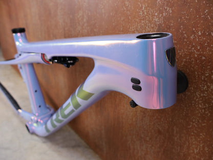 Mountainbikerahmen von Trek, TREK SUPERCALIBER SLR GEN 2 RAHMENSET – OCLV CARBON ICON TEAM LACKIERUNG / S vor USEDBIKES - OB.DE Hintergrund