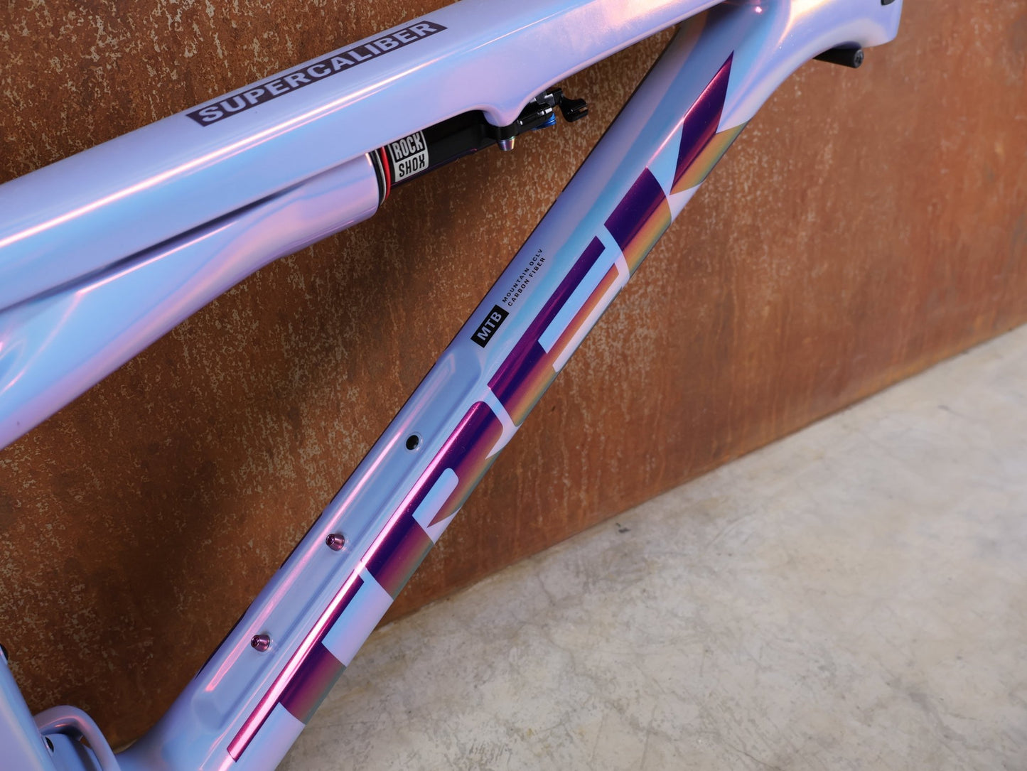 Mountainbikerahmen von Trek, TREK SUPERCALIBER SLR GEN 2 RAHMENSET – OCLV CARBON ICON TEAM LACKIERUNG / S vor USEDBIKES - OB.DE Hintergrund