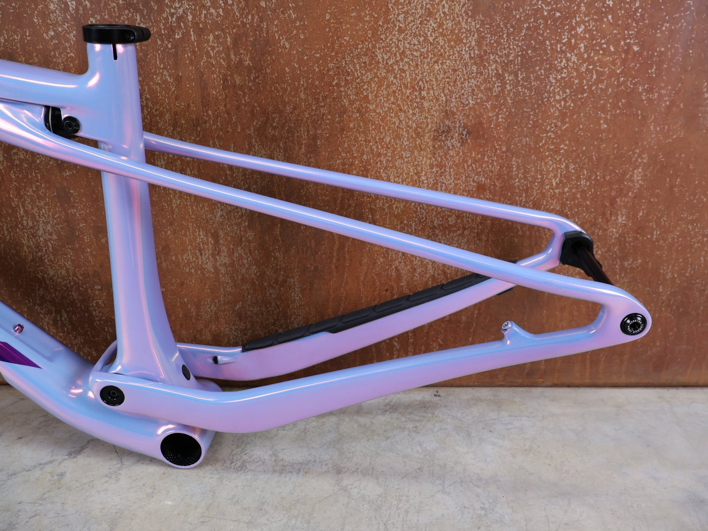 Mountainbikerahmen von Trek, TREK SUPERCALIBER SLR GEN 2 RAHMENSET – OCLV CARBON ICON TEAM LACKIERUNG / S vor USEDBIKES - OB.DE Hintergrund