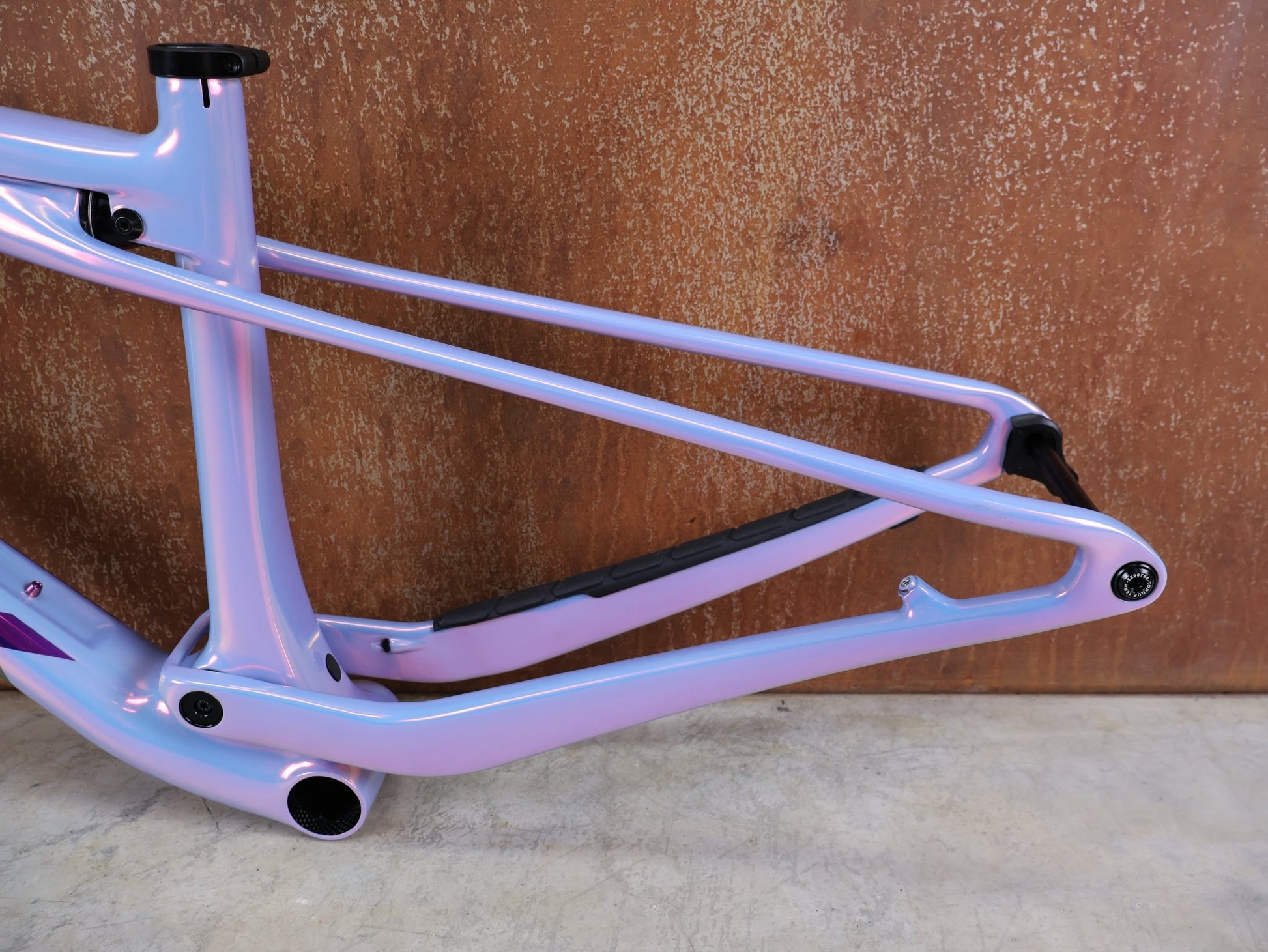 Mountainbikerahmen von Trek, TREK SUPERCALIBER SLR GEN 2 RAHMENSET – OCLV CARBON ICON TEAM LACKIERUNG / S vor USEDBIKES - OB.DE Hintergrund