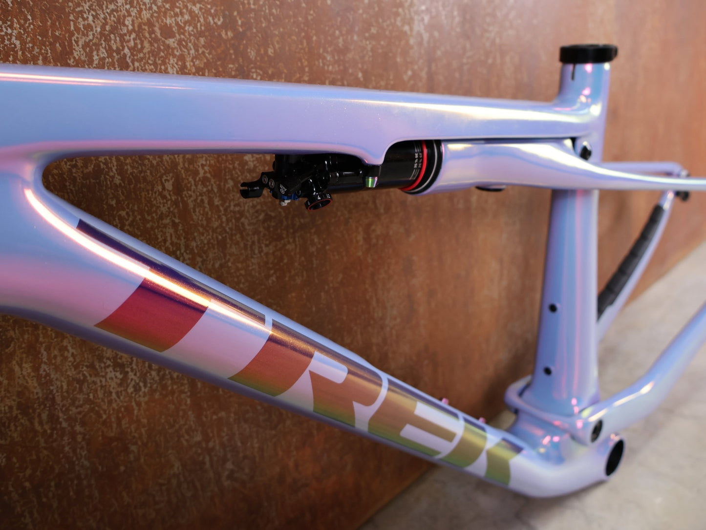 Mountainbikerahmen von Trek, TREK SUPERCALIBER SLR GEN 2 RAHMENSET – OCLV CARBON ICON TEAM LACKIERUNG / S vor USEDBIKES - OB.DE Hintergrund