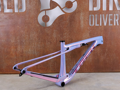 Mountainbikerahmen von Trek, TREK SUPERCALIBER SLR GEN 2 RAHMENSET – OCLV CARBON ICON TEAM LACKIERUNG / S vor USEDBIKES - OB.DE Hintergrund