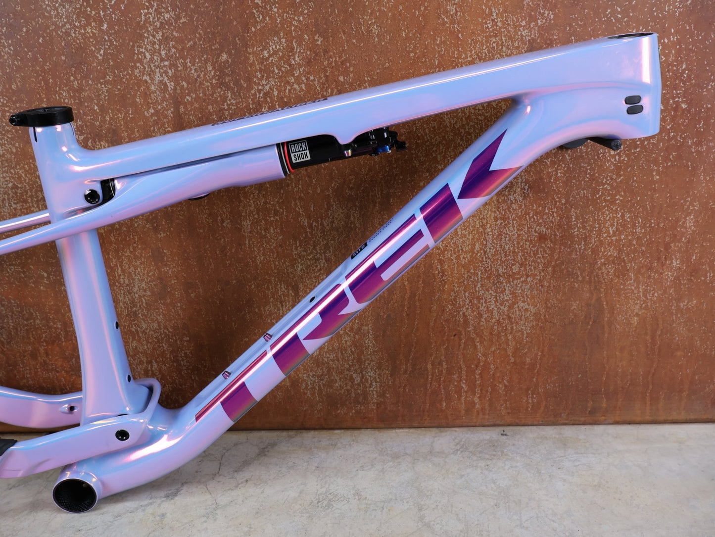 Mountainbikerahmen von Trek, TREK SUPERCALIBER SLR GEN 2 RAHMENSET – OCLV CARBON ICON TEAM LACKIERUNG / S vor USEDBIKES - OB.DE Hintergrund